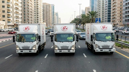 شاحنات شركة نقل عفش بالرياض تسير في شوارع المدينة لنقل الأثاث