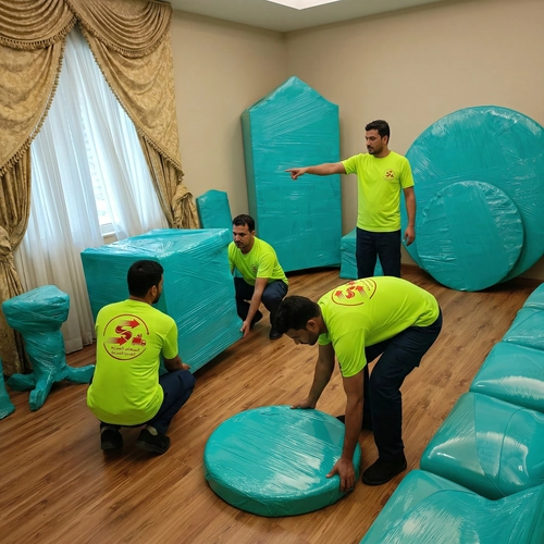 فريق نقل عفش بالجبيل يغلف قطع أثاث دائرية في منزل فاخر