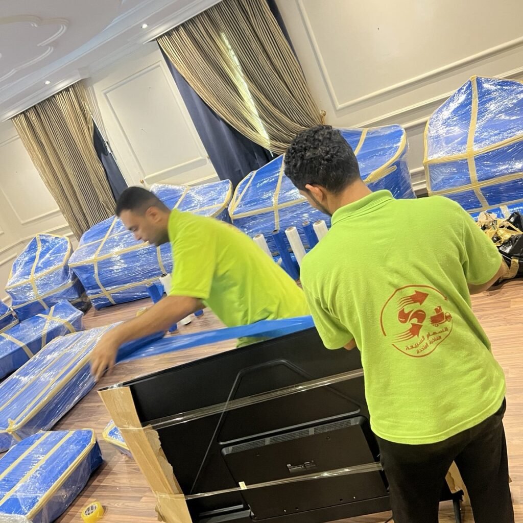 فريق السهام يجهز قطعة أثاث أمام قطع مغطاة للحماية