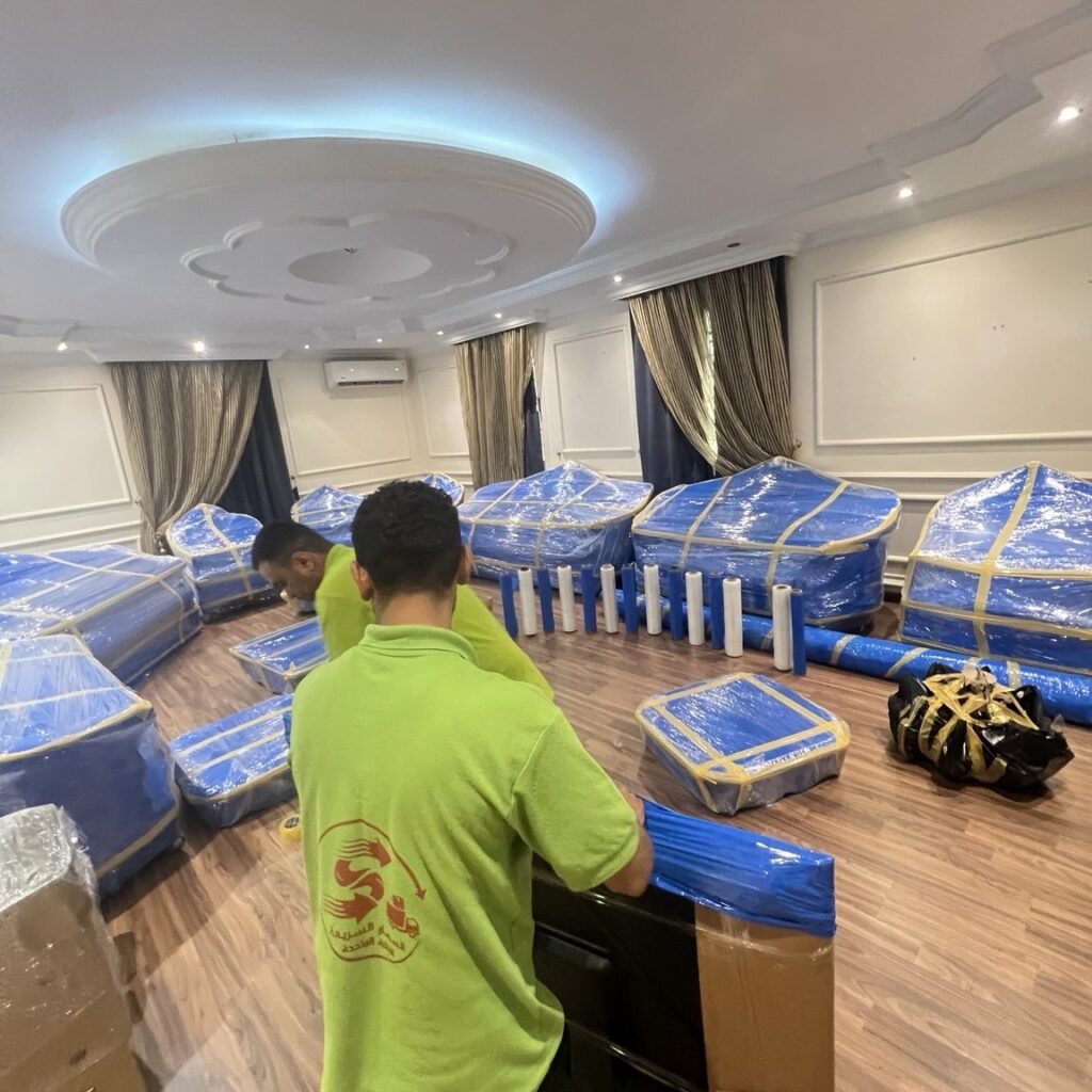 فريق السهام يناول قطعة أثاث أثناء تجهيز النقل
