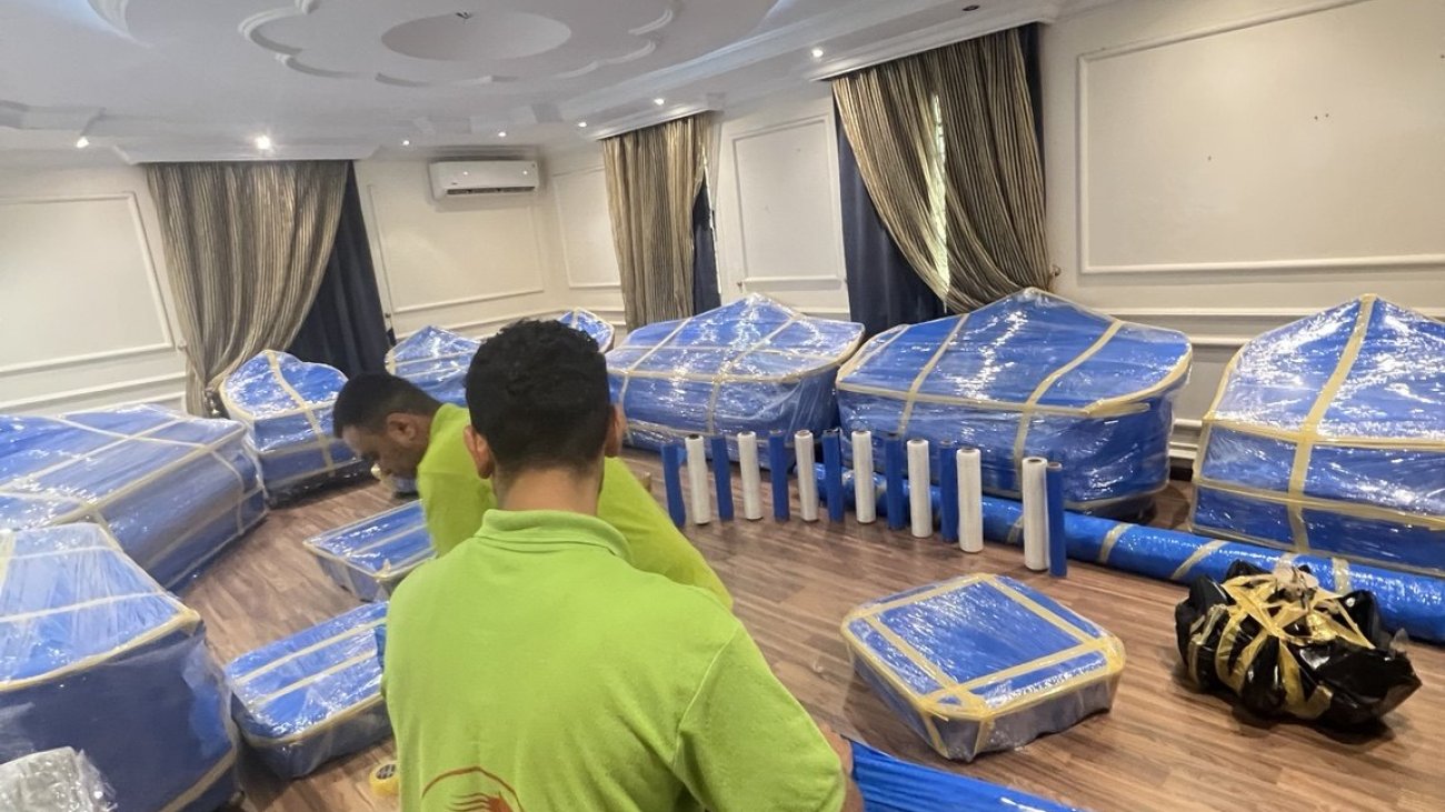 فريق السهام يناول قطعة أثاث أثناء تجهيز النقل
