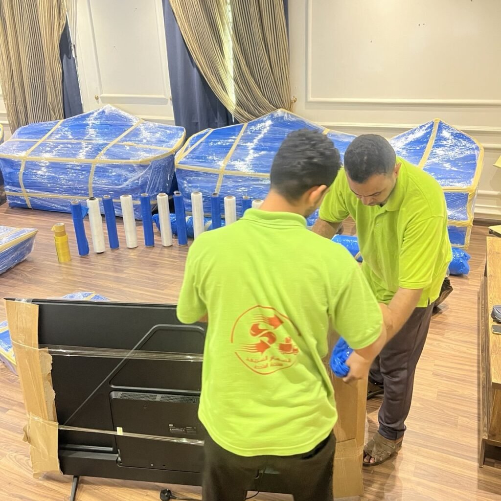 فريق السهام يعمل على تجهيز الأثاث للنقل