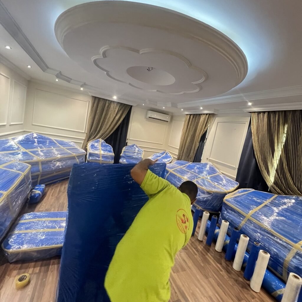 فريق السهام يستخدم أغطية حماية على قطع الأثاث
