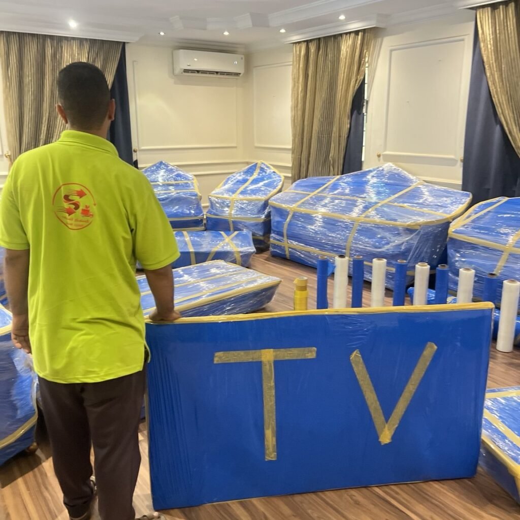 فريق السهام يجهز كرتون شاشة للنقل
